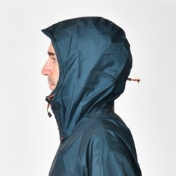 Montbell Storm Cruiser Jacket Kapuze mit dreifacher Verstellung beispielhaft in blauer Farbe