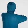 Elastische Webart der Montbell UL Stretch Wind Hooded Jacket bietet viel Bewegungsfreiheit