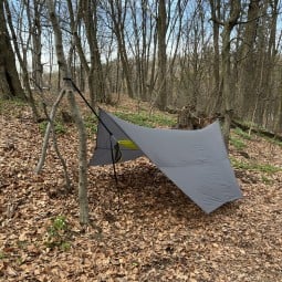 Leleka Hammock Tarp Hexagon beispielhaft aufgebaut