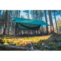 Amazonas Moskito Wing Tarp beispielhaft mit Hängematte aufgebaut