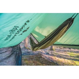 Innenansicht Amazonas Moskito Wing Tarp mit Hängematte darin