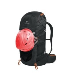 Helm befestigt am Ferrino Backpack Agile 35 black