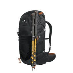 Ferrino Backpack Agile 35 black mit Trekkingstöcken außen befestigt