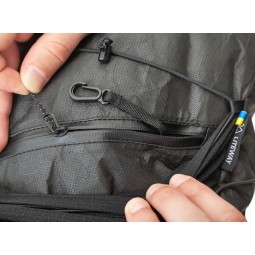 Detailansicht Fronttasche am Liteway Urban Pro Pack Ultra 30L Rucksack