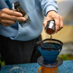 Frisch gemahlener Kaffee aus der GSI Outdoors JavaGrind Kaffeemühle