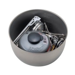 Beispielhaft gepackter Soto Titanium Pot 1100 mit separat erhältlichem Kocher und Brennstoff