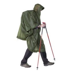 Exped Bivy Poncho UL mit Rucksack darunter