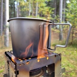 Im Becher der SilverAnt Military Canteen mit Paracord  kann überm Feuer gekocht werden