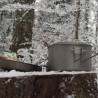 SilverAnt 2350ml Camping Pot and Pan Set zusammen mit Pfanne draußen im Einsatz