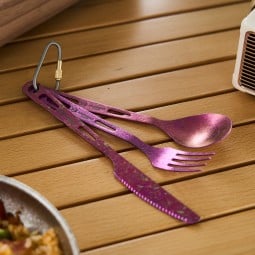 SilverAnt Titanium Cutlery Set 3 Piece Purple im Einsatz