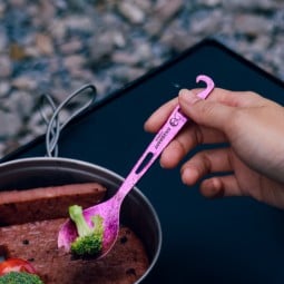 SilverAnt Titanium Bottle Opener Spork Purple im Einsatz
