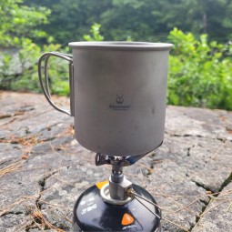 SilverAnt Titanium 400ml Cup with Lid direkt auf dem Kocher im Einsatz