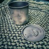 SilverAnt Titanium 400ml Cup with Lid im Einsatz mit Deckel daneben