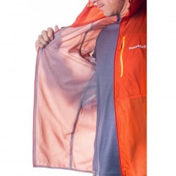 Montbell Ultra Light Shell Hooded Jacketmit leichtem, luftigen Material, das das Licht durchschimmern lässt