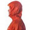 Geschlossene Kapuze der Ultra Light Shell Hooded Jacket in der Seitenansicht