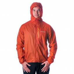 Montbell Ultra Light Shell Hooded Jacket im Einsatz (beispielhaft in Farbe Orange)
