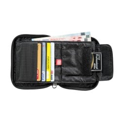 Tatonka Zip Money Box RFID B beispielhaft gefüllt mit Geldkarten, Speicherkarte und Scheinen