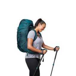 Gregory Deva 60 Rucksack Emerald Green aufgesetzt für die Einschätzung der Größe