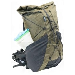 Six Moon Designs Flight 30l Rucksack Green mit beispielhaft gefüllter Seitentasche