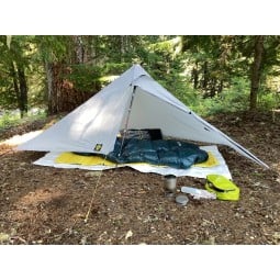 Six Moon Designs Deschutes Tarp zusammen mit anderer Ausrüstung im Einsatz