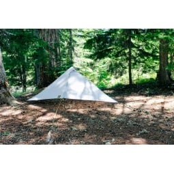 Six Moon Designs Deschutes Tarp im Wald aufgebaut