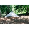 Six Moon Designs Deschutes Tarp im Wald aufgebaut