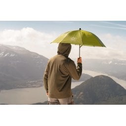 Six Moon Designs Rain Walker SUL Umbrella Green im Einsatz