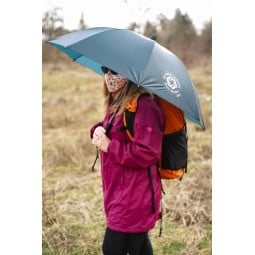 Six Moon Designs Rain Walker SUL Umbrella Teal im Einsatz