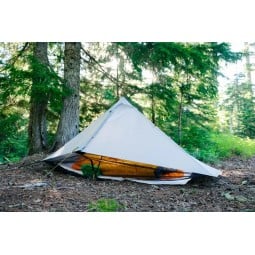 Six Moon Designs Deschutes Plus Tarp Beispielbild in heller Farbe mit weiterer Ausrüstung