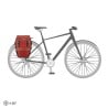 Schema wie ORTLIEB Bike-Packer Plus Salsa-Dark Chili montiert am Fahrrad aussieht