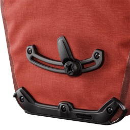 Halterung am ORTLIEB Bike-Packer Plus Salsa-Dark Chili ist schnell und einfach zu bedienen