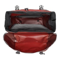 Blick in den ORTLIEB Bike-Packer Plus Salsa-Dark Chili hinein