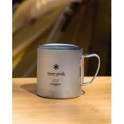 Snow Peak Ti-Double 300 genestet in einen 450 Mug. Zweiter Mug ist nicht im Lieferumfang enthalten.