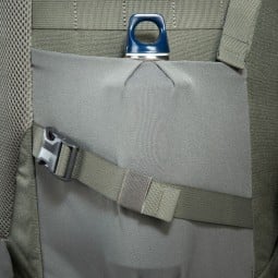 Tatonka Pyrox 45+10 BC Rucksack mit großen Seitentaschen aus Stretchmaterial. Flasche nicht im Lieferumfang nicht enthalten.