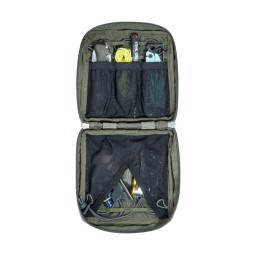 Tatonka Universal Pouch 14 x 14 gefüllt. Der Inhalt ist nicht im Lieferumfang enthalten.