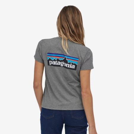 Patagonia P-6 Logo Responsibili-Tee Damen in grau getragen
