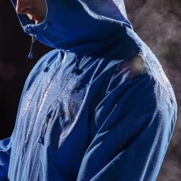 Halti Juonto DrymaxX Regenjacke Detailaufnahme in blau