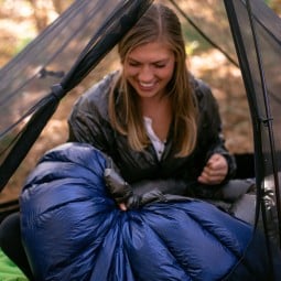 Enlightened Equipment Revelation Sleeping Quilt -6C draußen im Einsatz