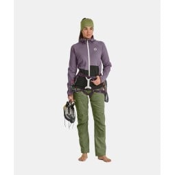 Ortovox Fleece Rib Hoody Damen Wild Berry in Größe M, getragen von einem 174 cm großen Model