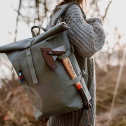 Adler Rheinlandbeil mit Lederschutz am Rucksack befestigt