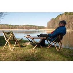 EOE Desch M Holz Campingtisch im Einsatz mit den dazu passenden Faltstohl Campingstühlen