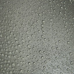 Detailansicht wasserfeste Oberfläche am Tasmanian Tiger Stuffbag 48 WPV Stone Grey Olive mit Wassertropfen