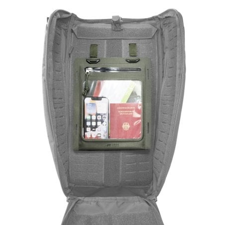Tasmanian Tiger W-Pouch A5 WR Stone Grey Olive beispielhaft im Rucksack befestigt
