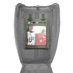Tasmanian Tiger W-Pouch A5 WR Stone Grey Olive beispielhaft im Rucksack befestigt
