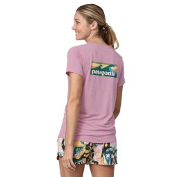 Patagonia Capilene Cool Daily Graphic Shirt Waters Boardshort Logo: Milkweed Mauve X-Dye Rückansicht mit Model