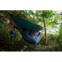 Ticket To The Moon Hammock Moon Tarp Dark Green beispielhaft im Einsatz