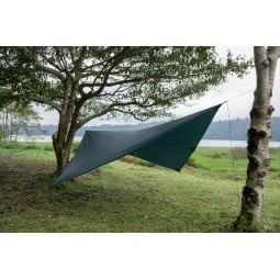 Ticket To The Moon Hammock Moon Tarp Dark Green draußen aufgebaut