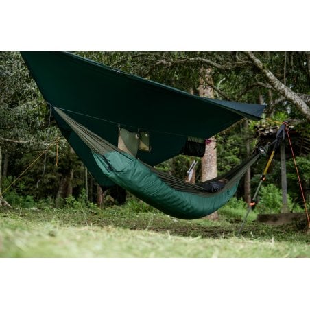 Ticket to the Moon Mat Hammock zusammen mit einem Tarp im Einsatz (nicht enthalten)