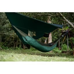Ticket to the Moon Mat Hammock zusammen mit einem Tarp im Einsatz (nicht enthalten)