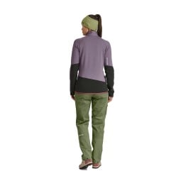 Rückansicht Ortovox Fleece Rib Jacket Damen Wild Berry von einem Model getragen